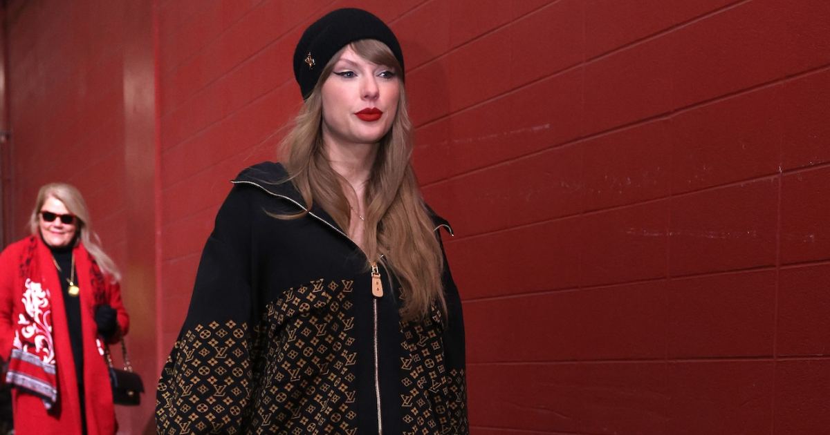 Taylor Swift Brings Mom, Dad and Brother to Cheer on Travis Kelce at AFC Championship Game