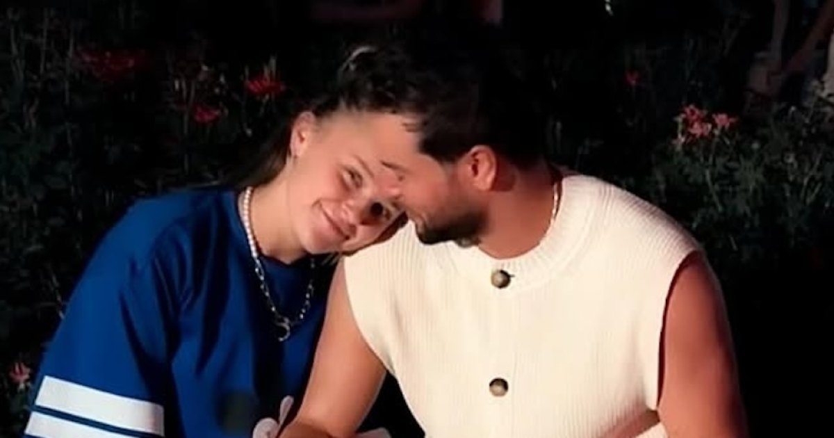 JoJo Siwa and Chris Hughes Spotted Kissing in Pool During Mexico Getaway Amid Romance Rumors