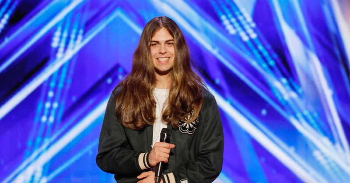 AGTs Howie Mandel Hits the Golden Buzzer for Former Homeless Teen After Perfect Audition